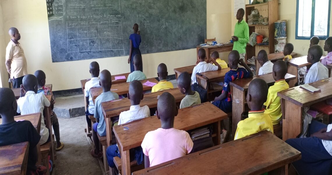 Figure 1 : image du maitre en chef dans le suivi d’encadrement des enfants du catch- up en 6ème année à l’EP KABOLWA. Photo crédit, projet FHRDC, KUA- RDC juin 2025.