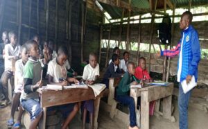 Figure 2 : Enseignant de la 6ème à l’EP CHONDO II, concentré dans la transmission des matières à une semaine de clôture des activités du catch- up dans les écoles. Photo crédit, projet FHRDC, KUA- RDC Juin 2025.