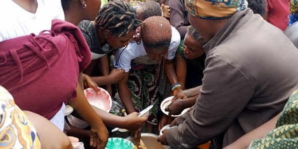 réparation du Recette de la purée de patates enrichie avec le poisson frais dans le site de Lushagala1 au Nord Kivu